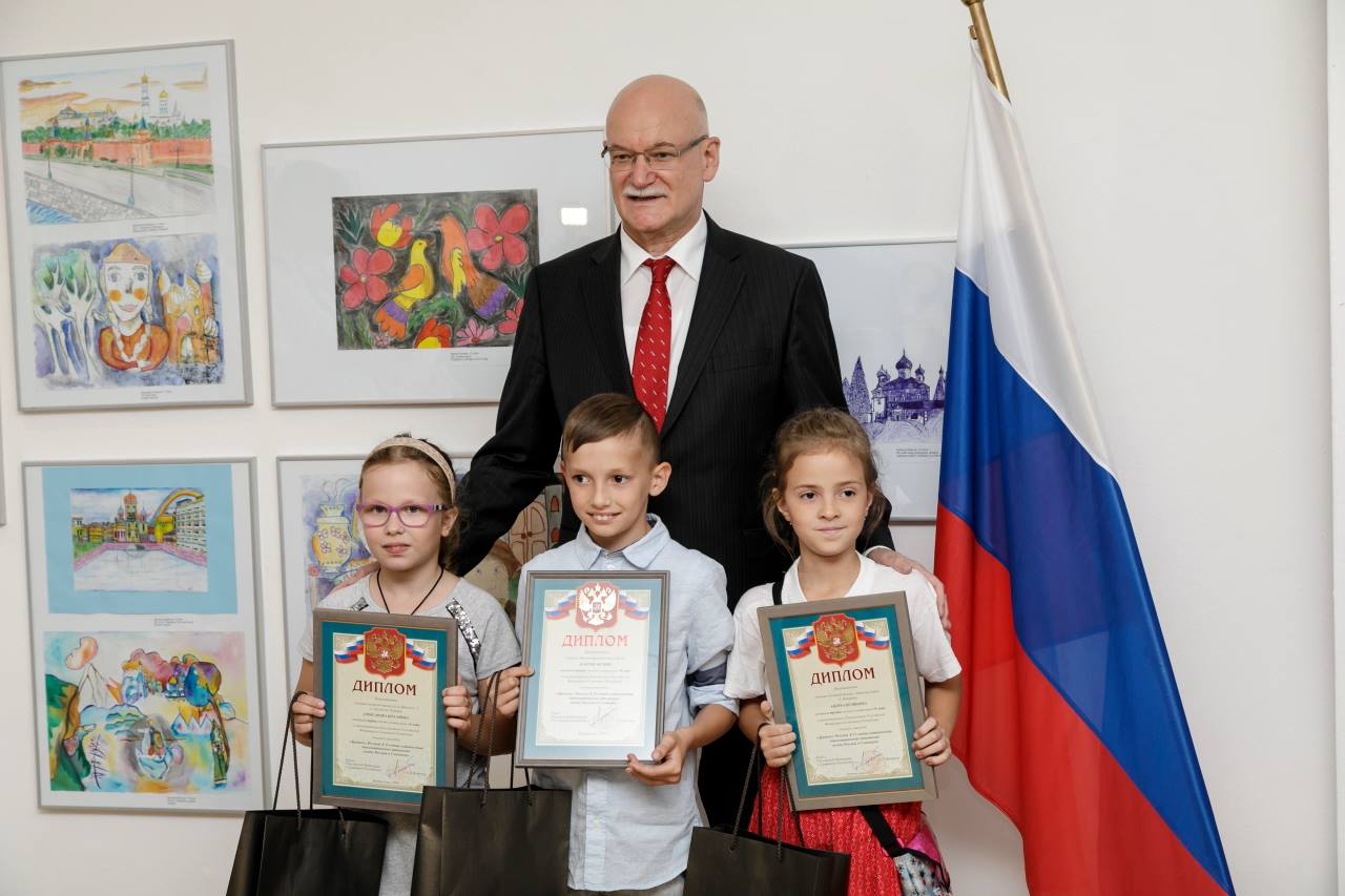 Ruský veľvyslanec Alexey Fedotov s deťmi ocenenými v rámci výstavy „Priatelíme sa s Ruskom“.