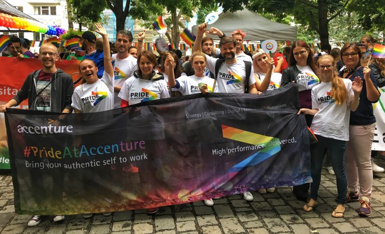 Zamestnanci firmy Accenture na pochode pride.