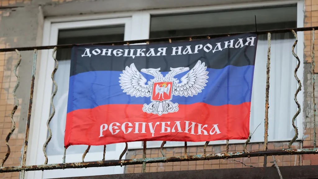Vlajka odštiepeneckej Doneckej ľudovej republiky.